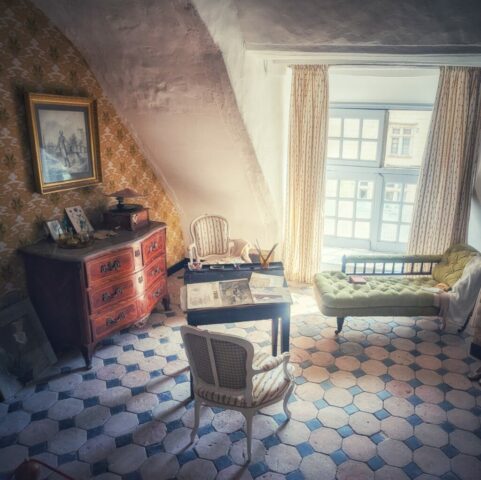 Chambre de jeune fille, sous les toits, inspiration fin XIXe début XXe