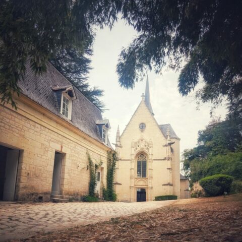 La chapelle, à gauche la sellerie et les écuries